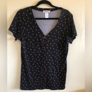 Lovely Bubbly Black Floral V Neck Shirt Form fitting SZ. 1x fits more like L/XL